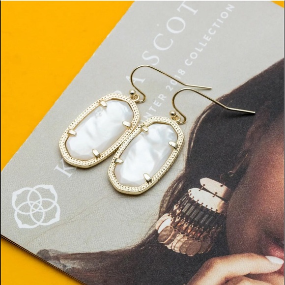 💢LAST PAIR💢KENDRA Gold Dani Pearl Drop Earrings - Picture 7 of 8